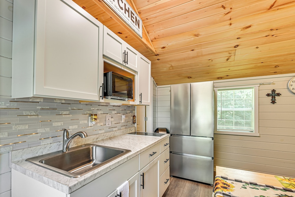 14 Mi to Kentucky Horse Park: Creekside Cabin