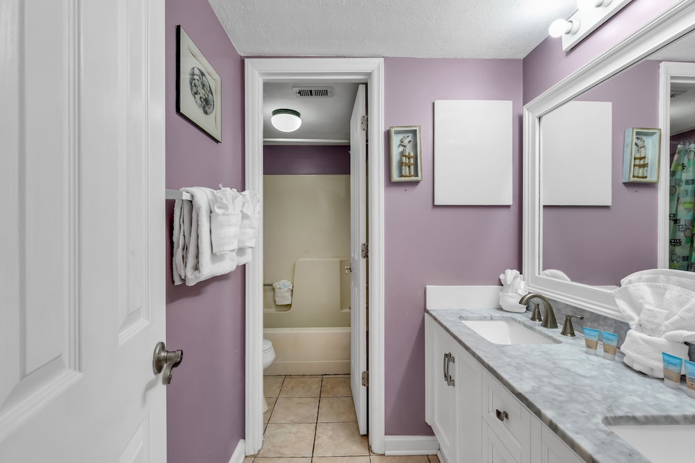 Hosteeva Oceanview Meridian Plaza Condo
