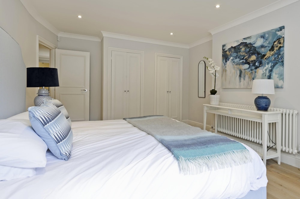 Huge Kensington Garden Flat