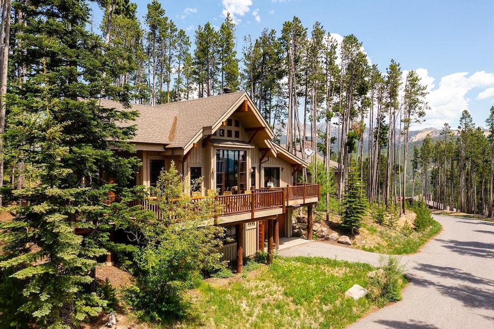 4 Full Moon 4 Bedroom Home by Moonlight Basin Lodging view 5