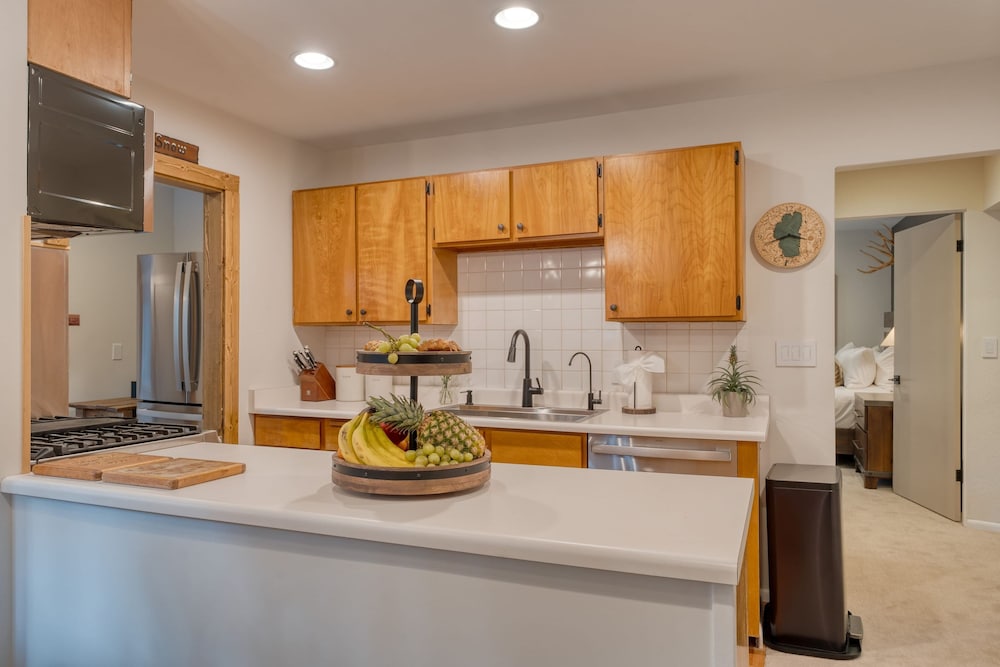 Westlake Cabin by Avantstay Hot Tub Near Skiing Walk to Restaurants Lake