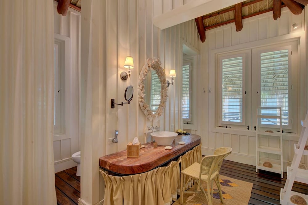 6 BR Beachfront Lush Oasis