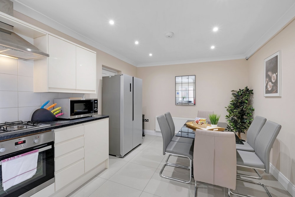 Stylish 4 Bedroom Home in Brightside Ave