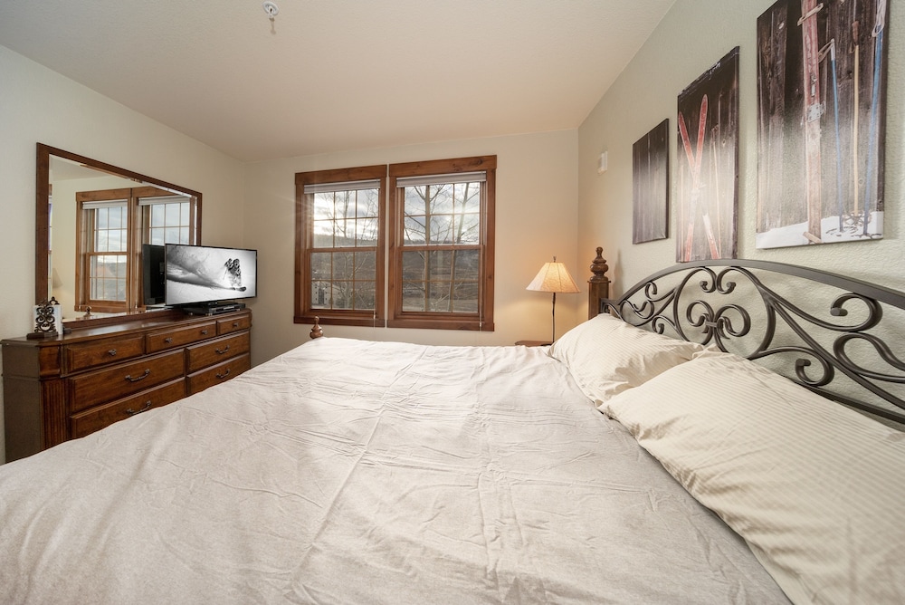 Palomino At Kicking Horse 2 Bedroom Cabin by Redawning - Property Image 21