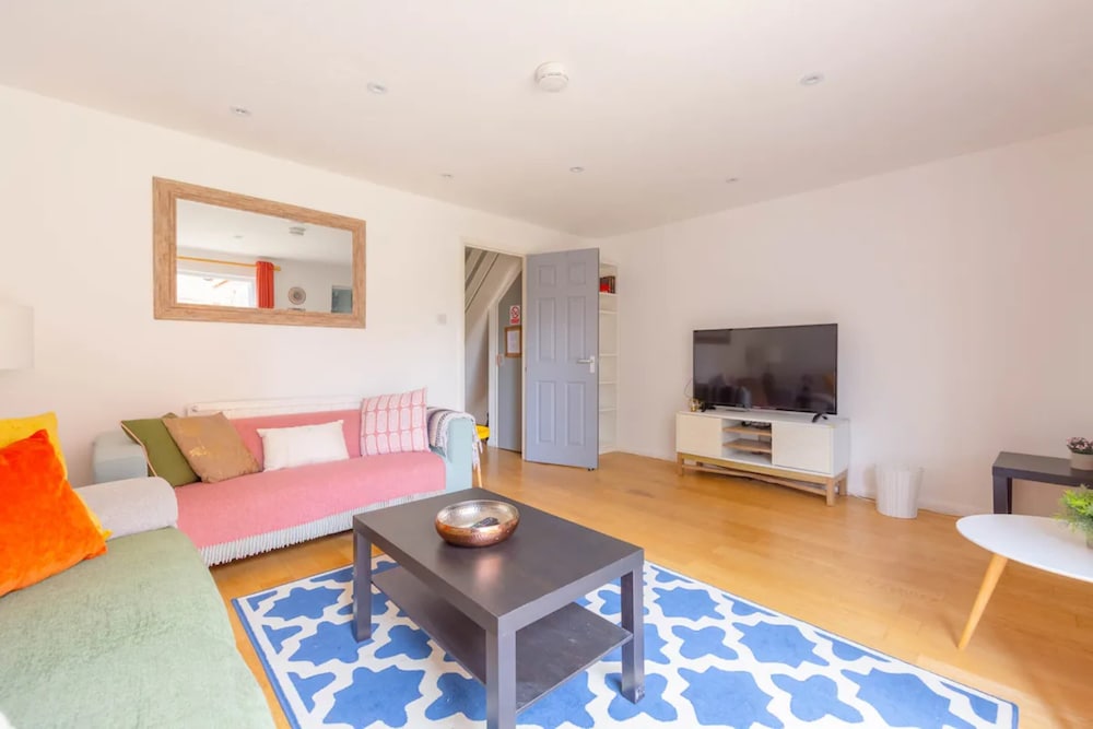 Bright 3 Bedroom House With Terrace, 16 Mins to Big Ben