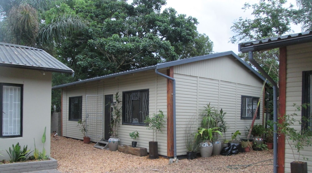 Inyathi Guest Lodge & Self Catering Chalets