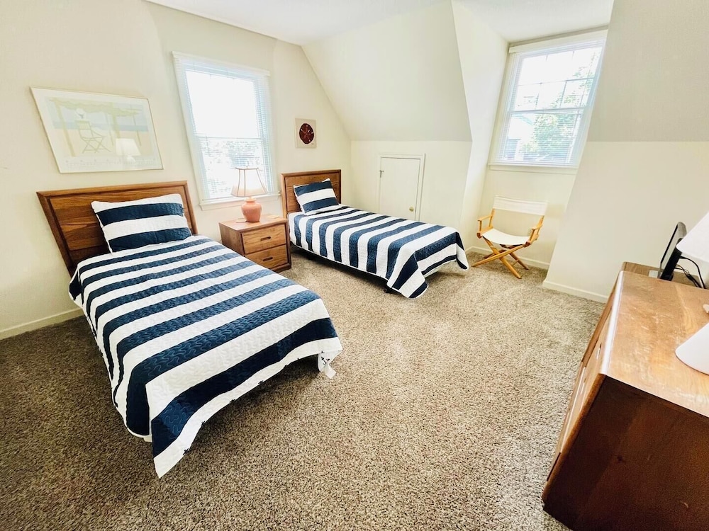 King Charles Avenue 404 #4