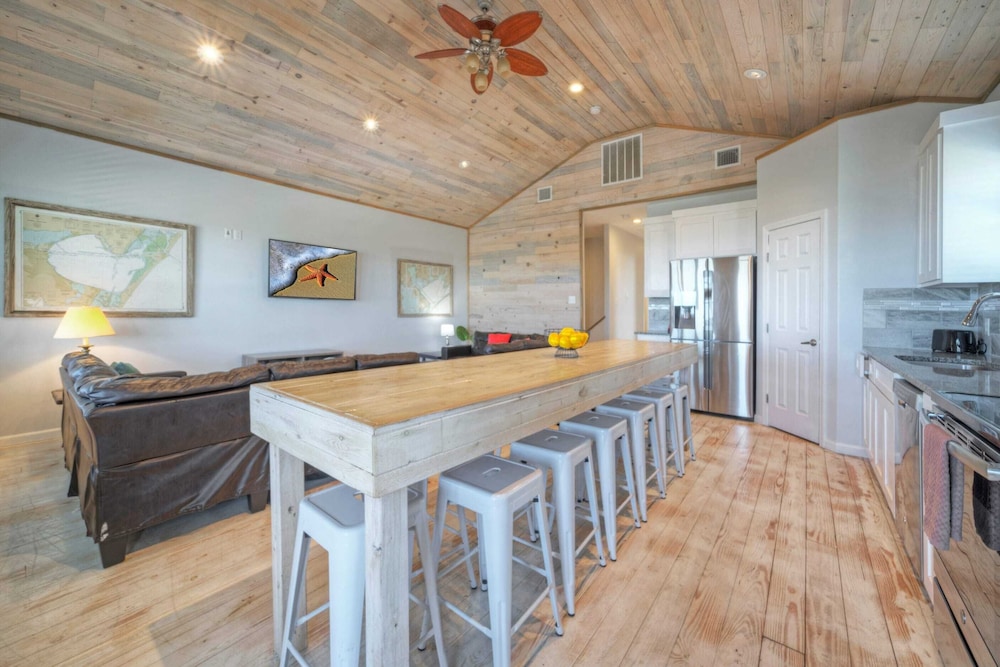 Sleeps 26 2 Homes w/ Waterfront Pool + Boat Dock Laguna Village Escape