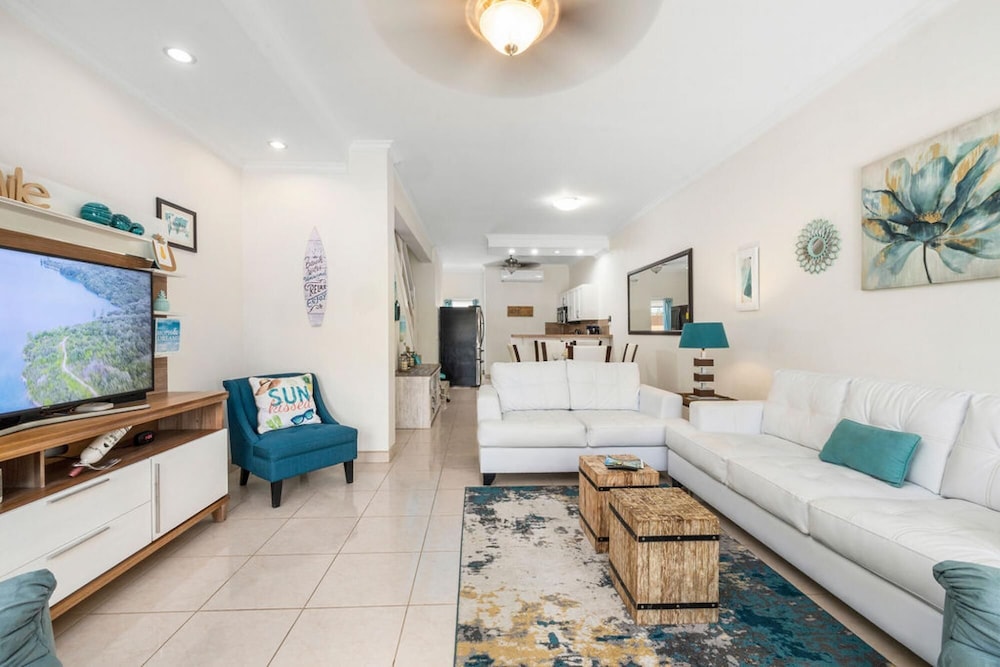 2BR 3min Walk 2 Eagle Beach Pool GYM Parking