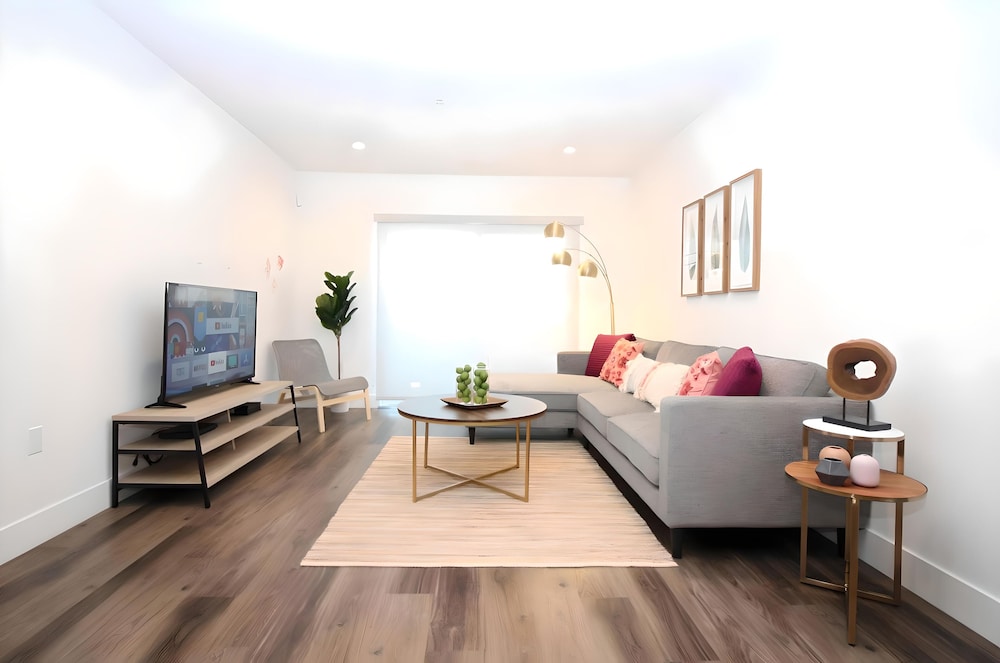 Los Angeles Deluxe Suites - 2 Bedrooms & 2 Bathrooms - Image 2