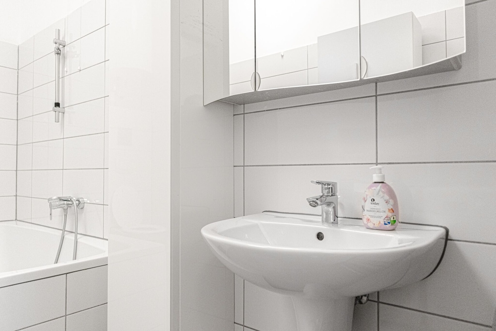 Relaxing 2BR shared Apt. U3 Enkplatz