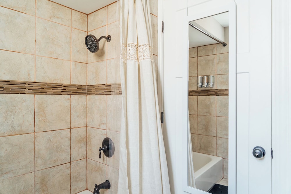 Homey 2BR - Central Charming