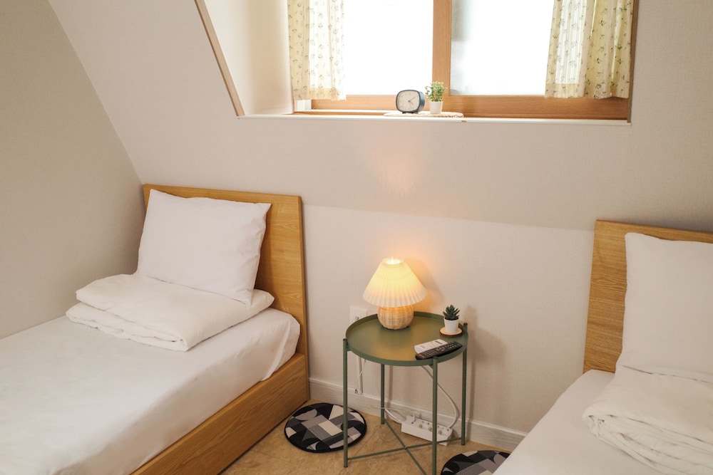 Starria Hostel foreign guest only 25
