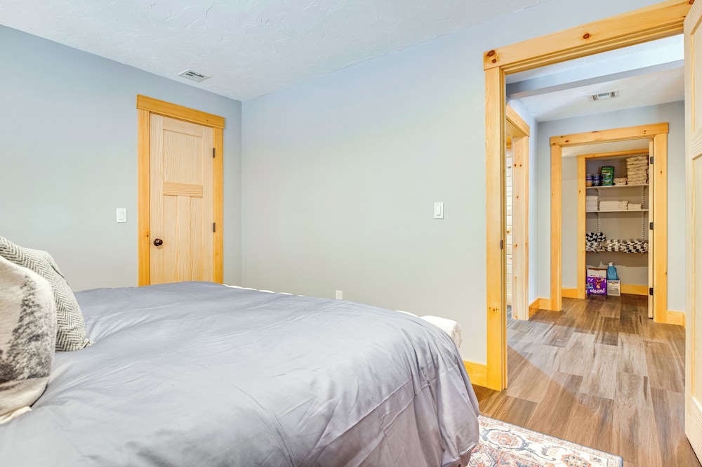6 Mi to Lake Winnipesaukee: New Hampshire Home