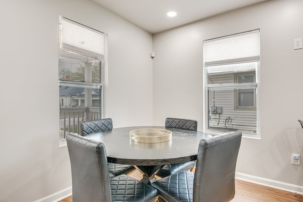 Spacious Family Retreat Near Airport 5 Bedroom Home
