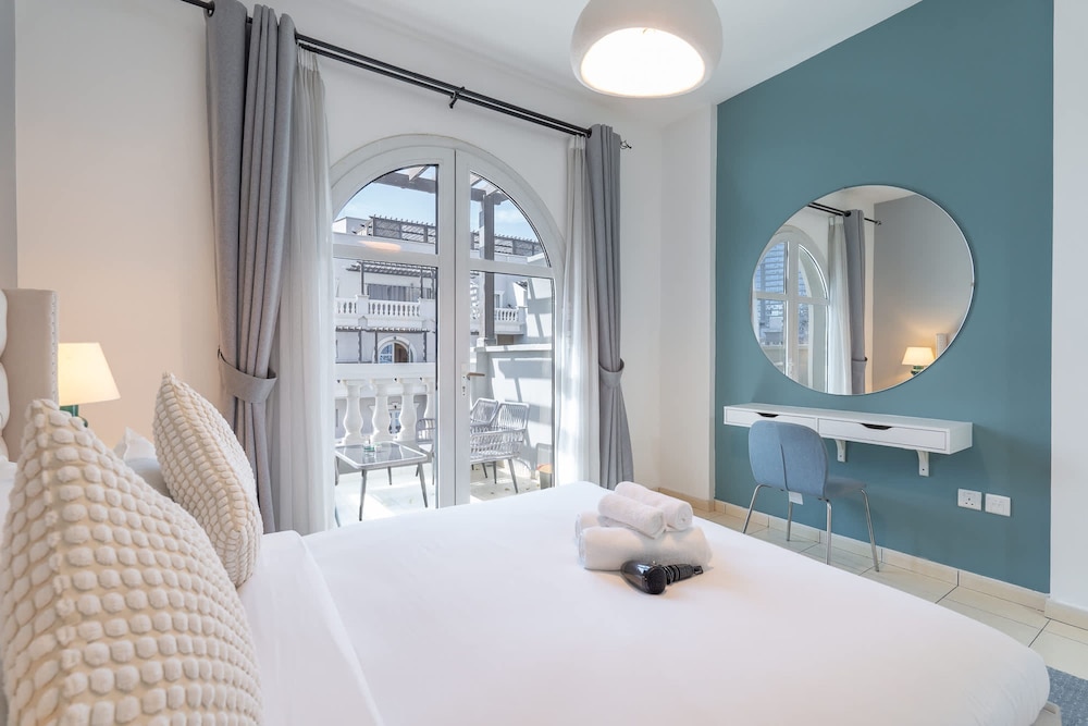 Pleasing 1-bedroom for 4 in JVC for Relaxing Getaway