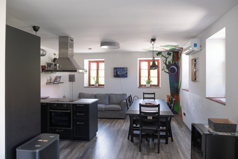 4 Cats Shelter Apartments