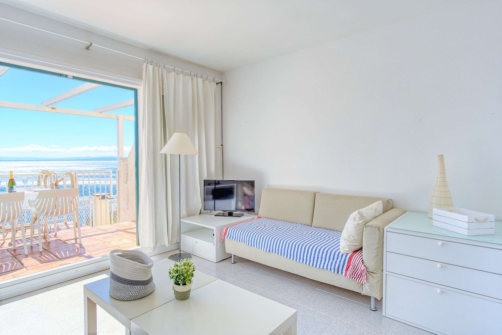 Townhouse in Roses Near Platja de Canyelles
