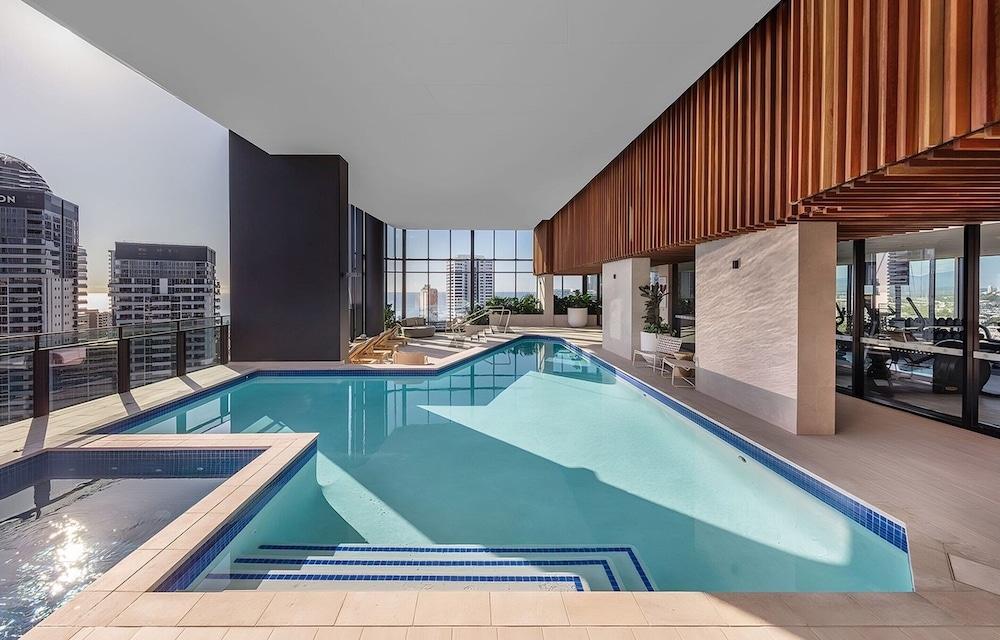 Elegant 2-bed Broadbeach Hotel With Ocean View