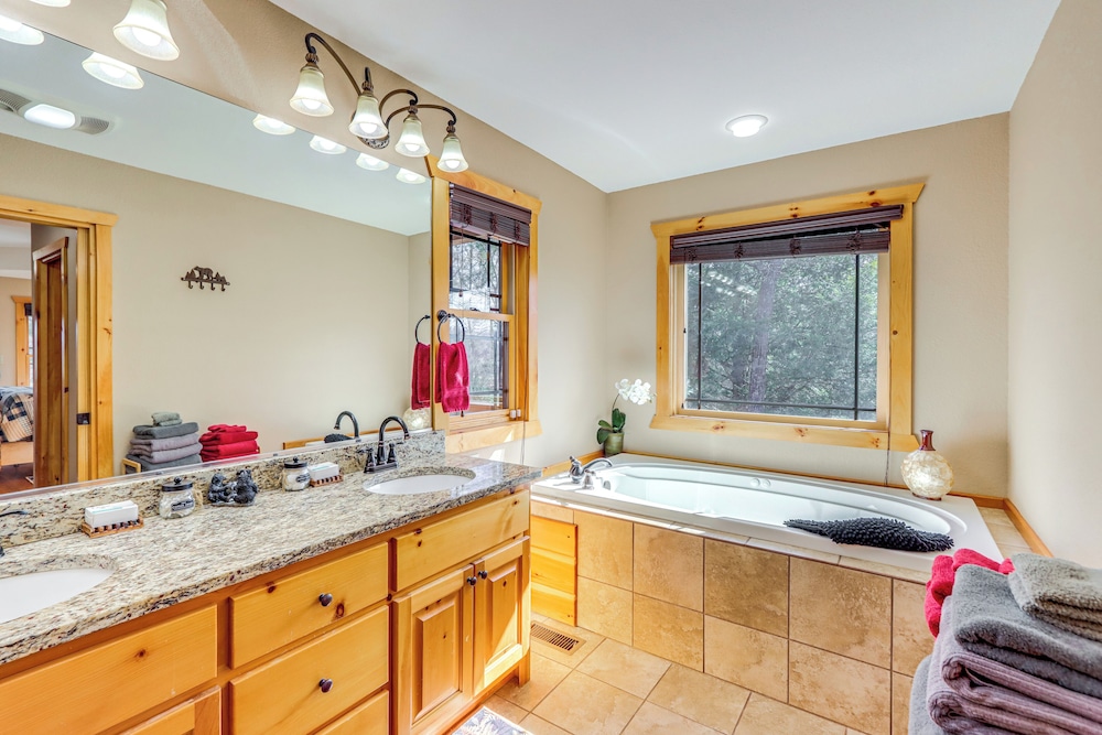 Blue Ridge Orchard Overlook' Cabin w/ Hot Tub