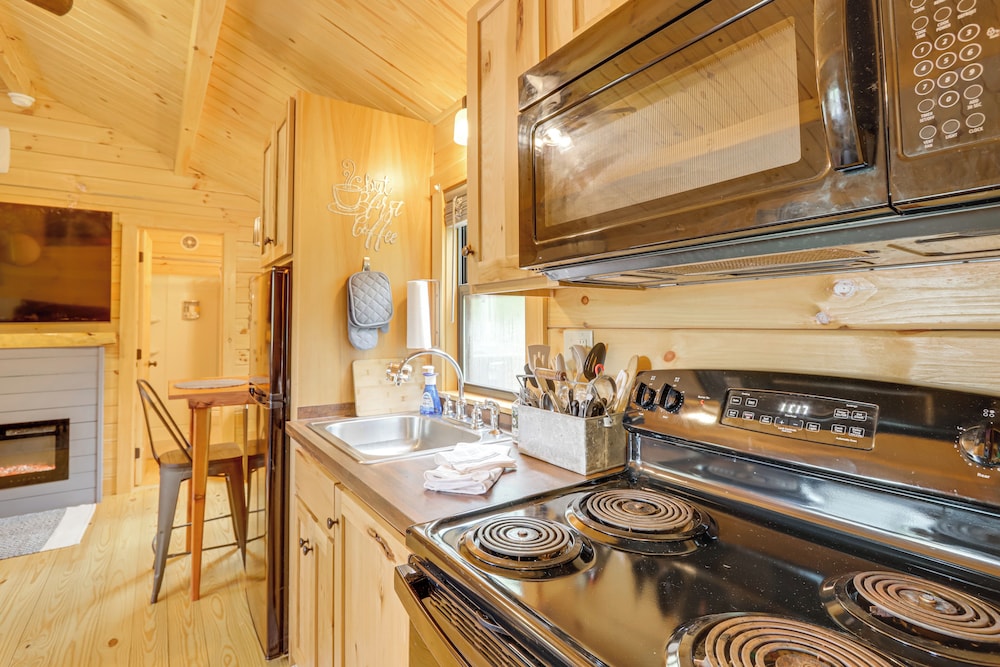 15 Mi to Blue Ridge: Forested Cabin w/ Decks!