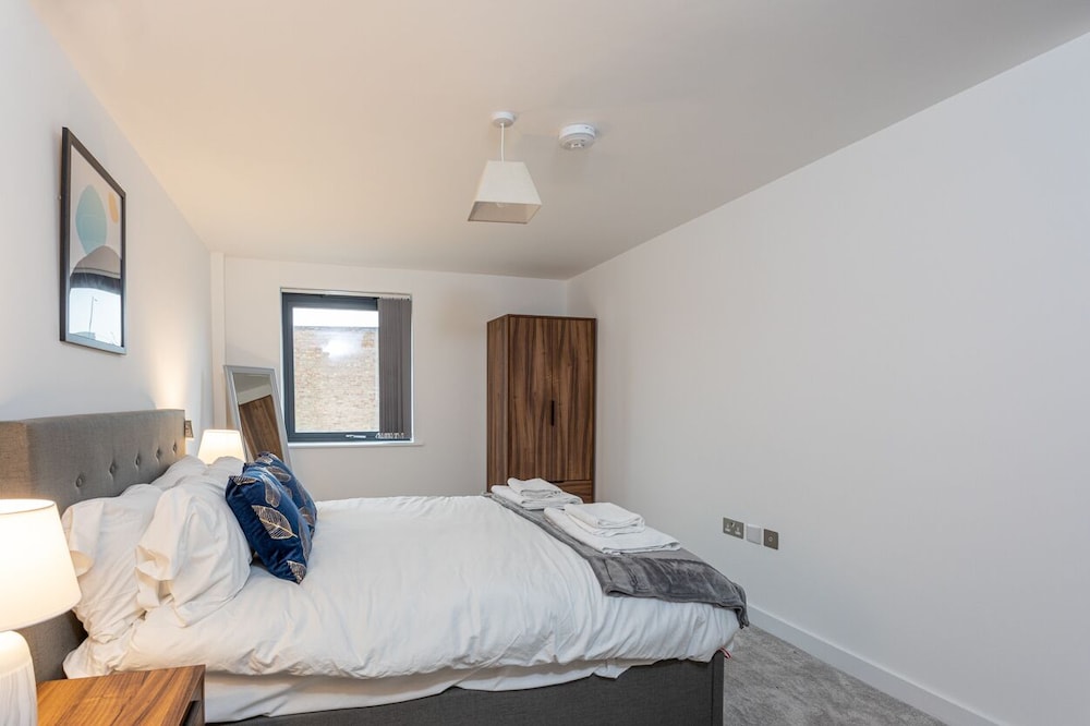 Modern & Stylish 2 Bed York Apartment view 4