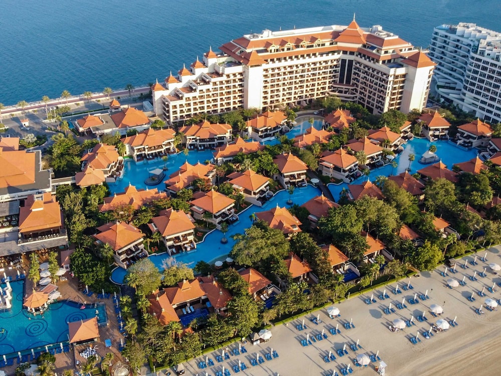 Oceanfront 2BR Apartment With Sea Views