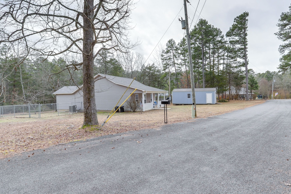 3 Mi to Greers Ferry Lake: Home w/ Screened Patio