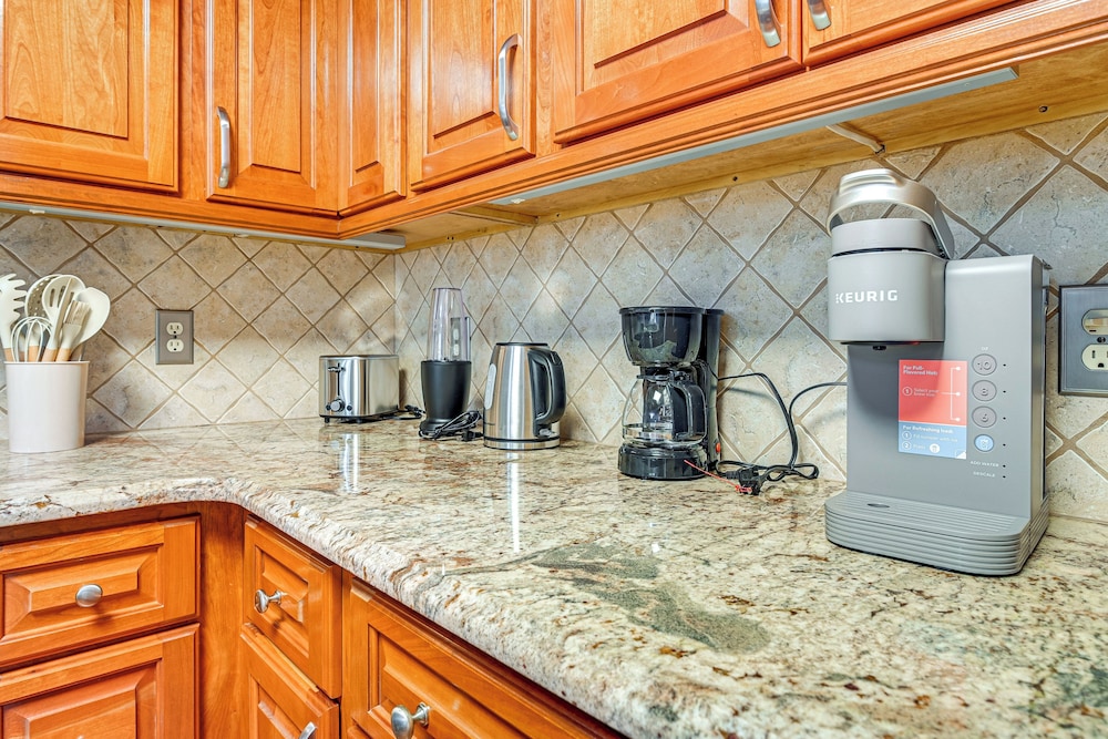 Steps to Sand: Walkable Condo in Myrtle Beach!