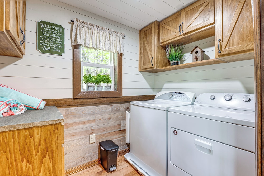 Secluded Cabin w/ Hot Tub in Hocking Hills