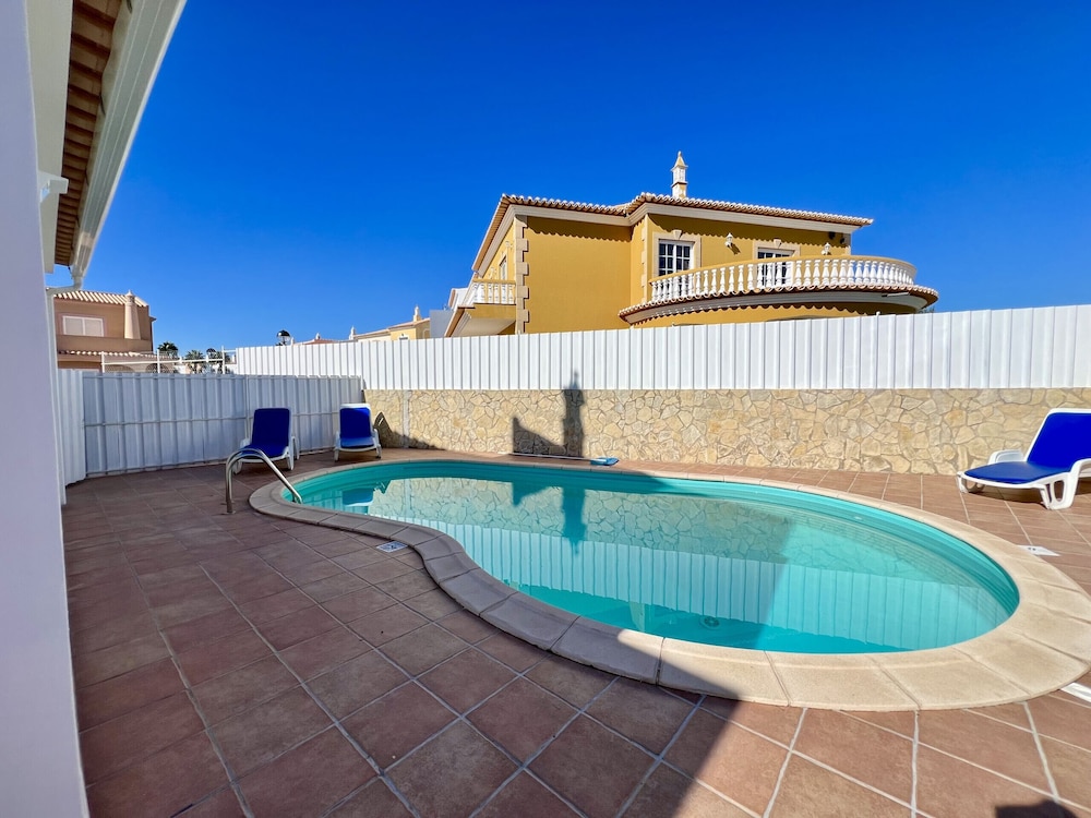 Pêra Stylish Villa With Pool by Homing