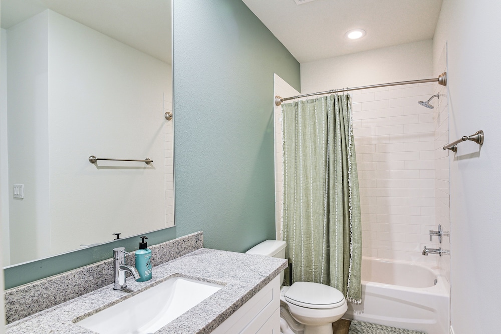 6 Mi to Hospitals: Nurse-friendly Houston Home!