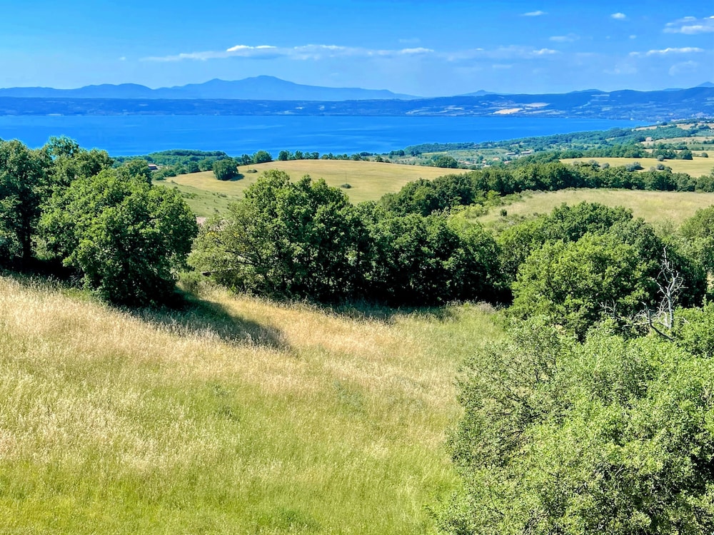 Charming Villa in Umbria - Sleeps 16 - Lake View - Pool, Jacuzzi and Events Room