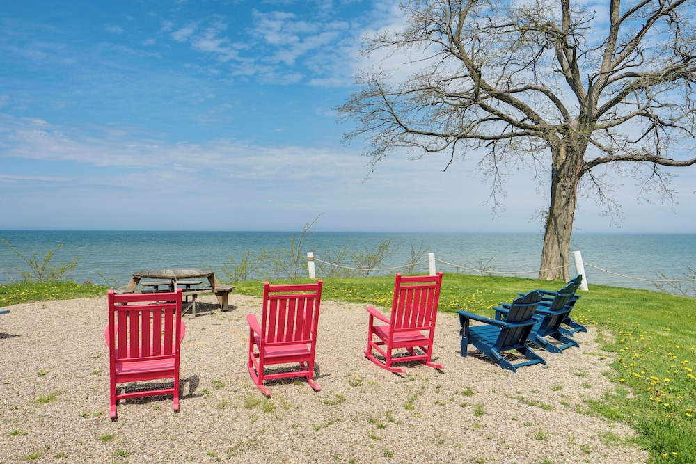 Walk to Lake Erie: Sleek Retreat w/ Screened Patio