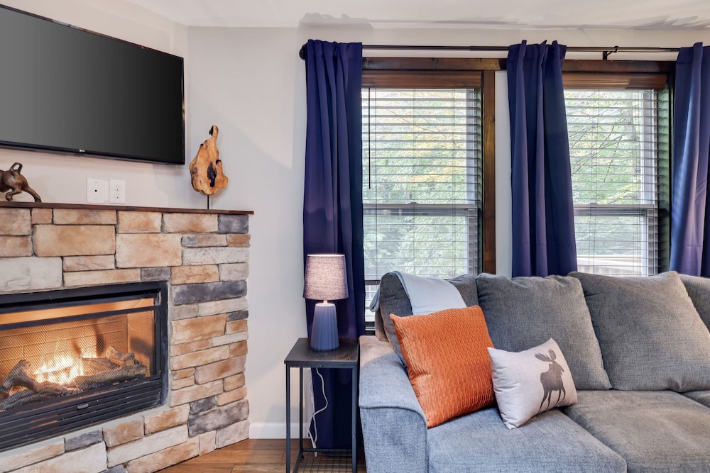 Moshannon Tree-lined Pocono Retreat w Hot Tub Firepit Pool Table