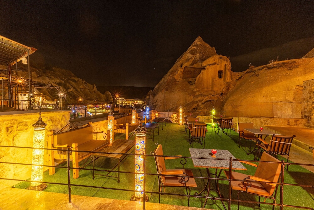 Arkelas Cave House
