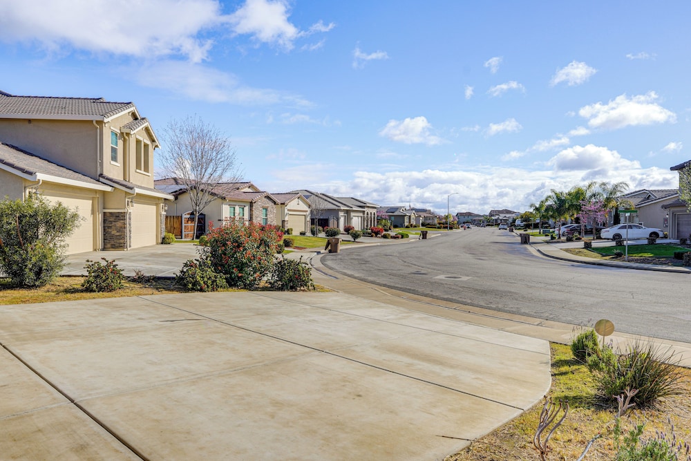 4 Mi to Csub Campus: Spacious Home w/ Yard