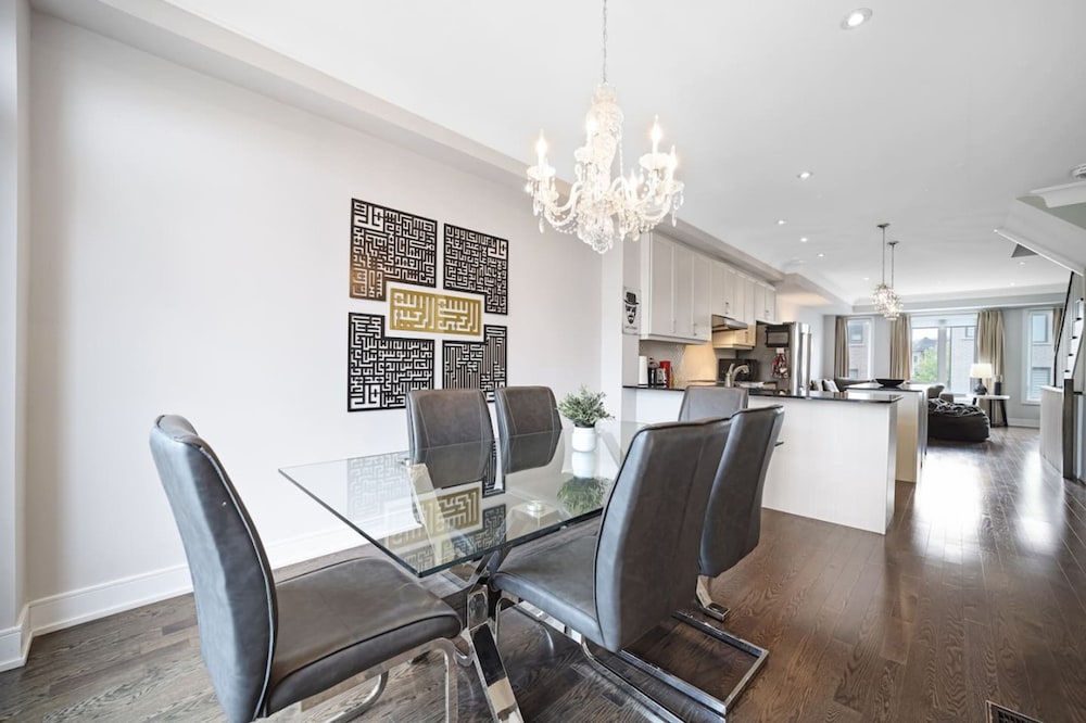 Family-friendly 3BR Mississauga Home w Parking