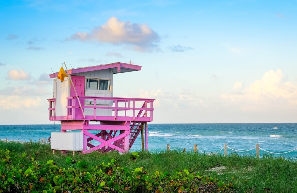 Retro Miami Getaway With Free Parking 1 Minute From Beach