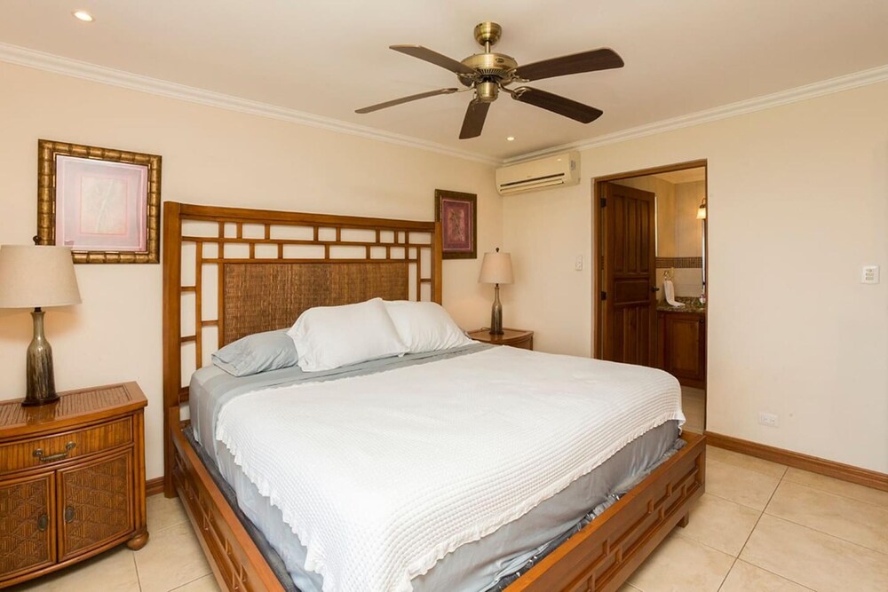 Luxury 4th-floor Suite With Pool and Endless Ocean Views view 3