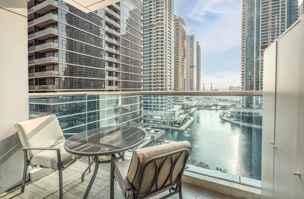 Elite LUX Holiday Homes - Stunning Lake View 1bhk Retreat in JLT Dubai