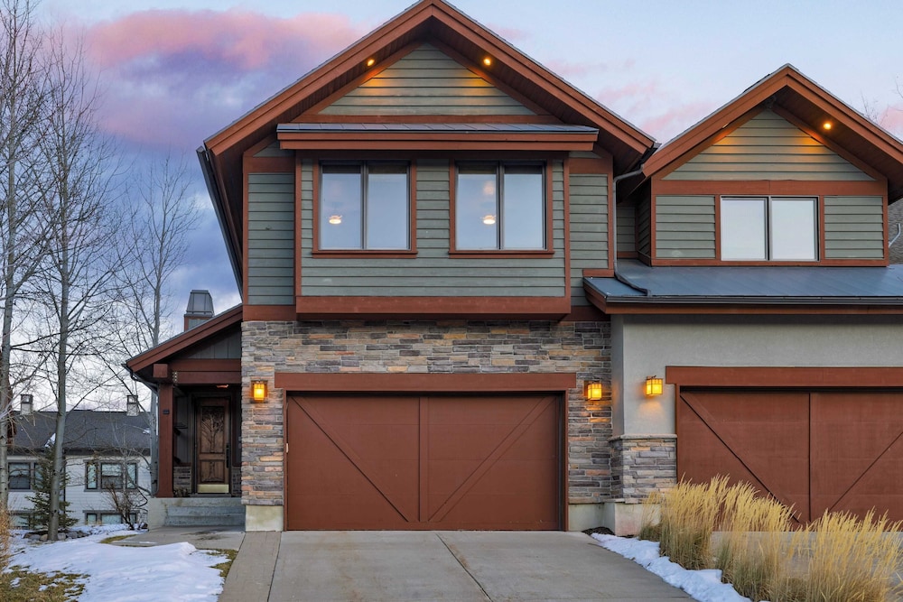 Blue Skies Lakeside Family-friendly Getaway w/ Hot Tub & BBQ