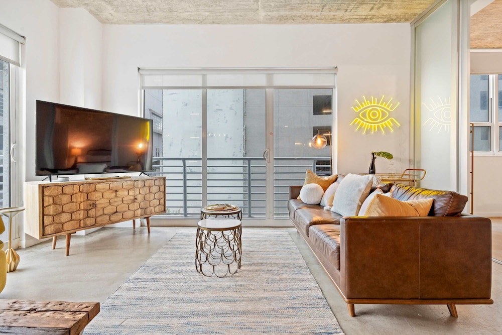 Stylish City Loft Downtown Steps to Bayfront Park
