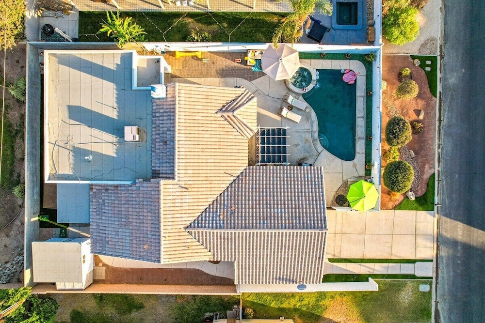 Desert Fun 4BR Retreat with Pool