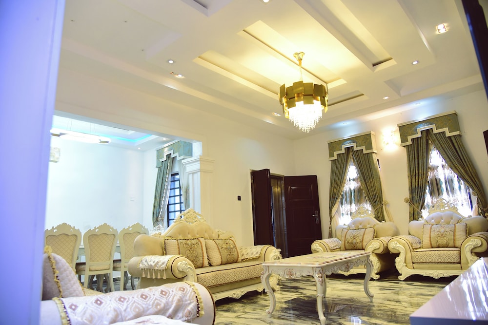 CREMYARK HOME APARTMENTS