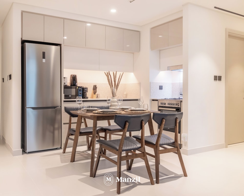 Manzil - Stylish 1BR in Emaar Beachfront