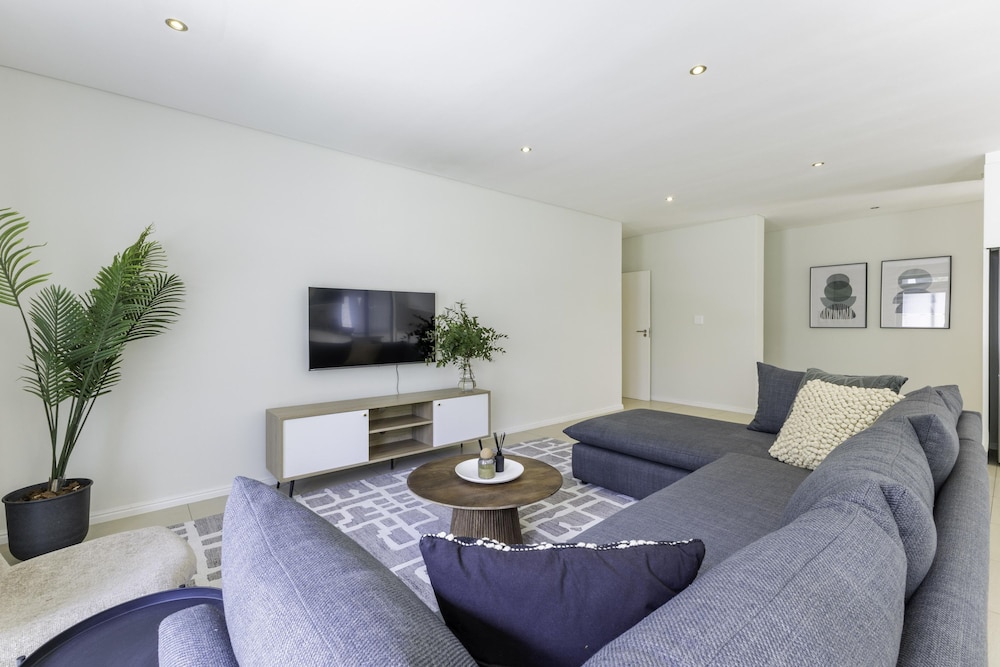 Newly Renovated 3 bed Apartment With Splashpool - 2283