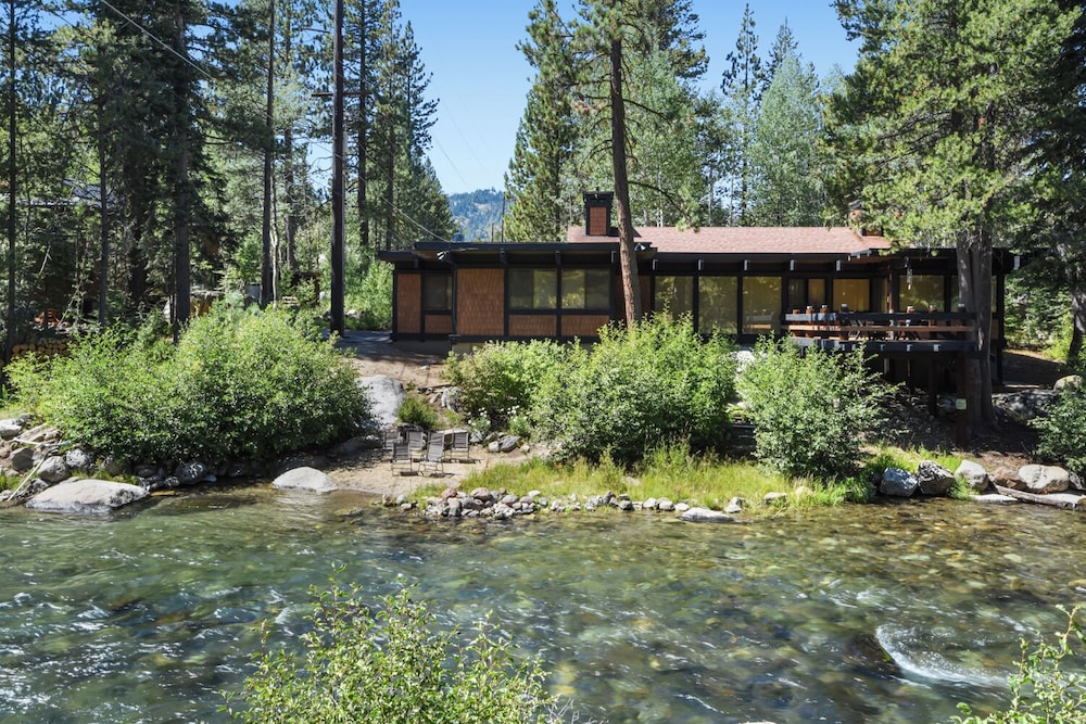 Joy on the River Stunning Waterfront Home for 10
