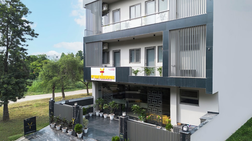 Lime Tree Hotel & Stays Greater Noida Nearby India Expo Centre & Mart