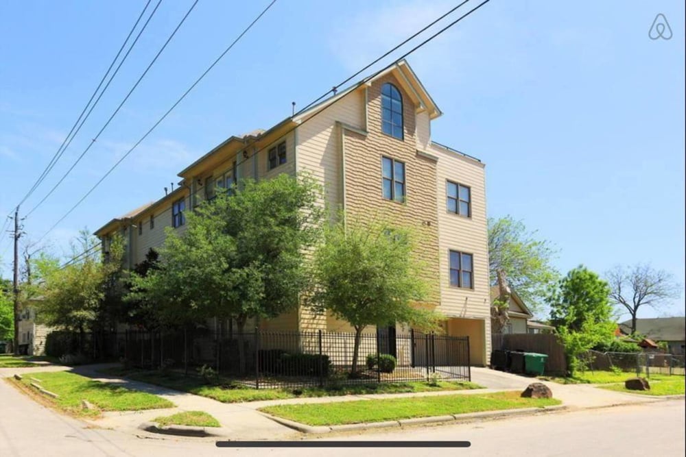 4 Story Rooftop - Executive Corporate Housing